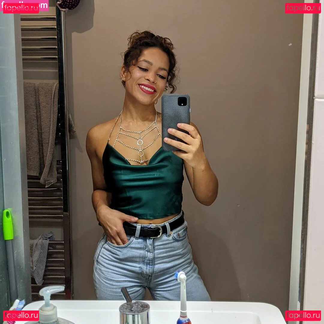 Moya Lothian-McLean Onlyfans Photo Gallery 