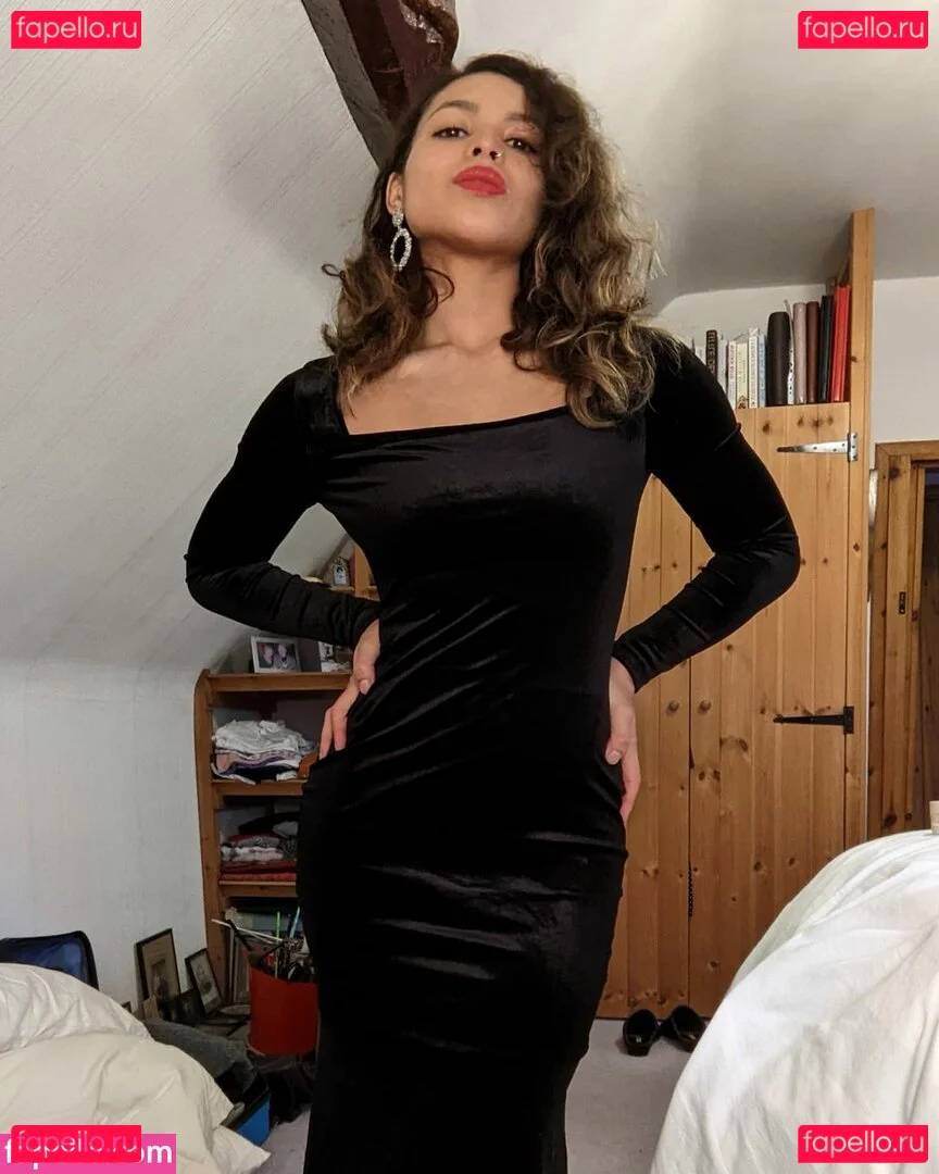 Moya Lothian-McLean Onlyfans Photo Gallery 