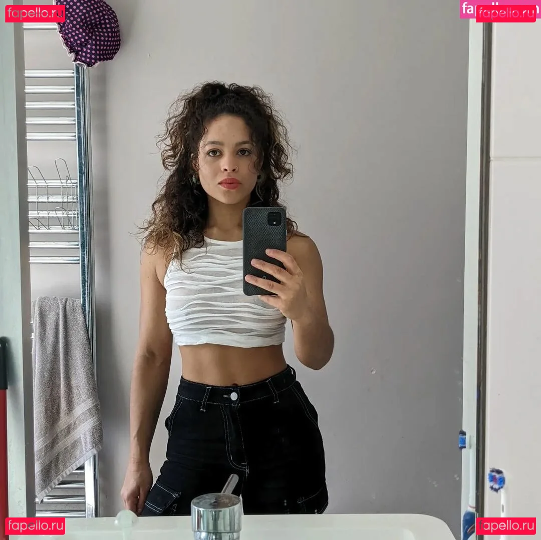 Moya Lothian-McLean Onlyfans Photo Gallery 