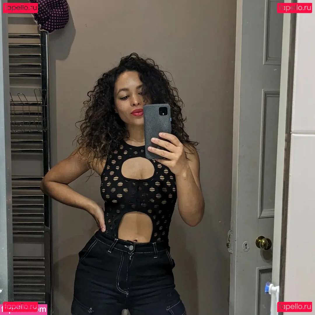 Moya Lothian-McLean Onlyfans Photo Gallery 