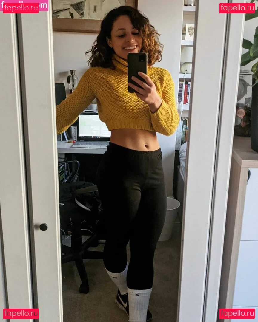 Moya Lothian-McLean Onlyfans Photo Gallery 