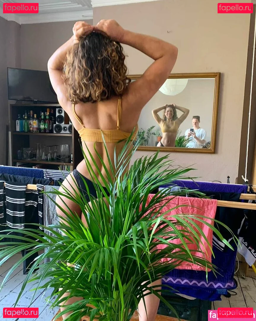 Moya Lothian-McLean Onlyfans Photo Gallery 