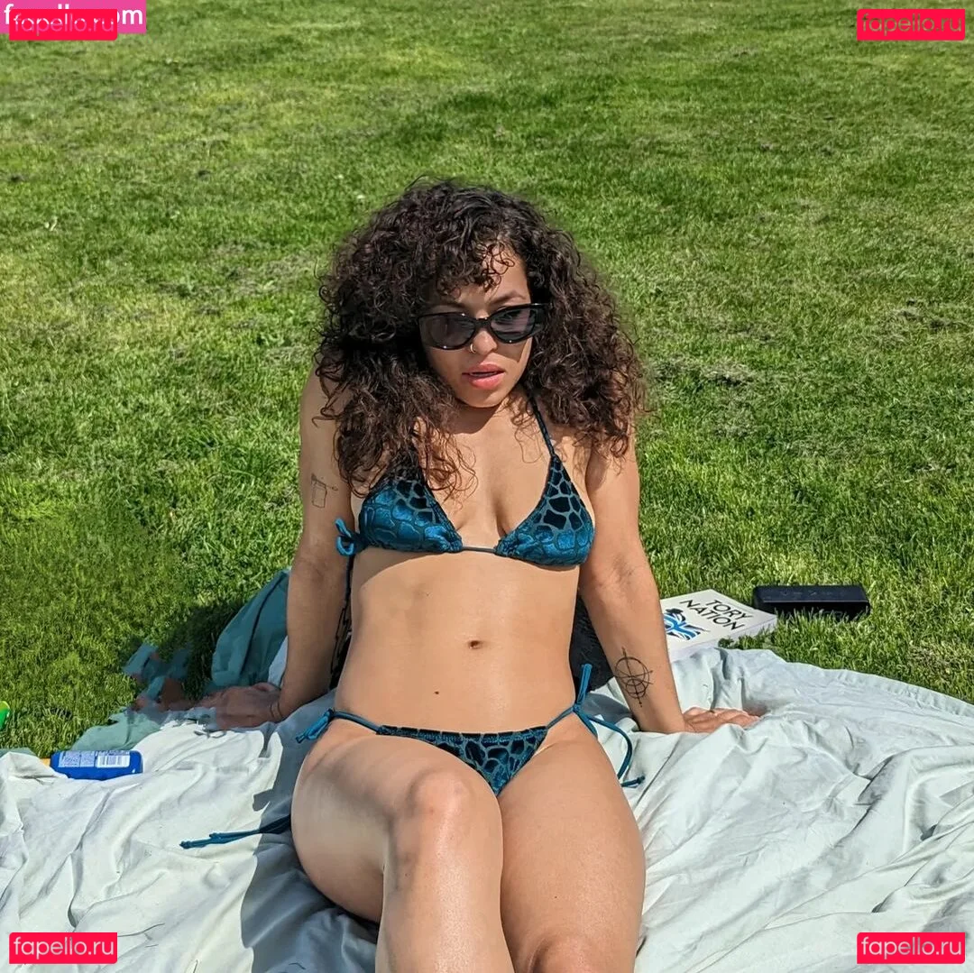 Moya Lothian-McLean Onlyfans Photo Gallery 