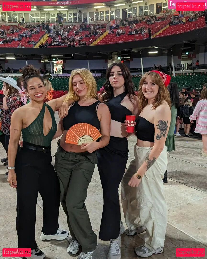 Moya Lothian-McLean Onlyfans Photo Gallery 