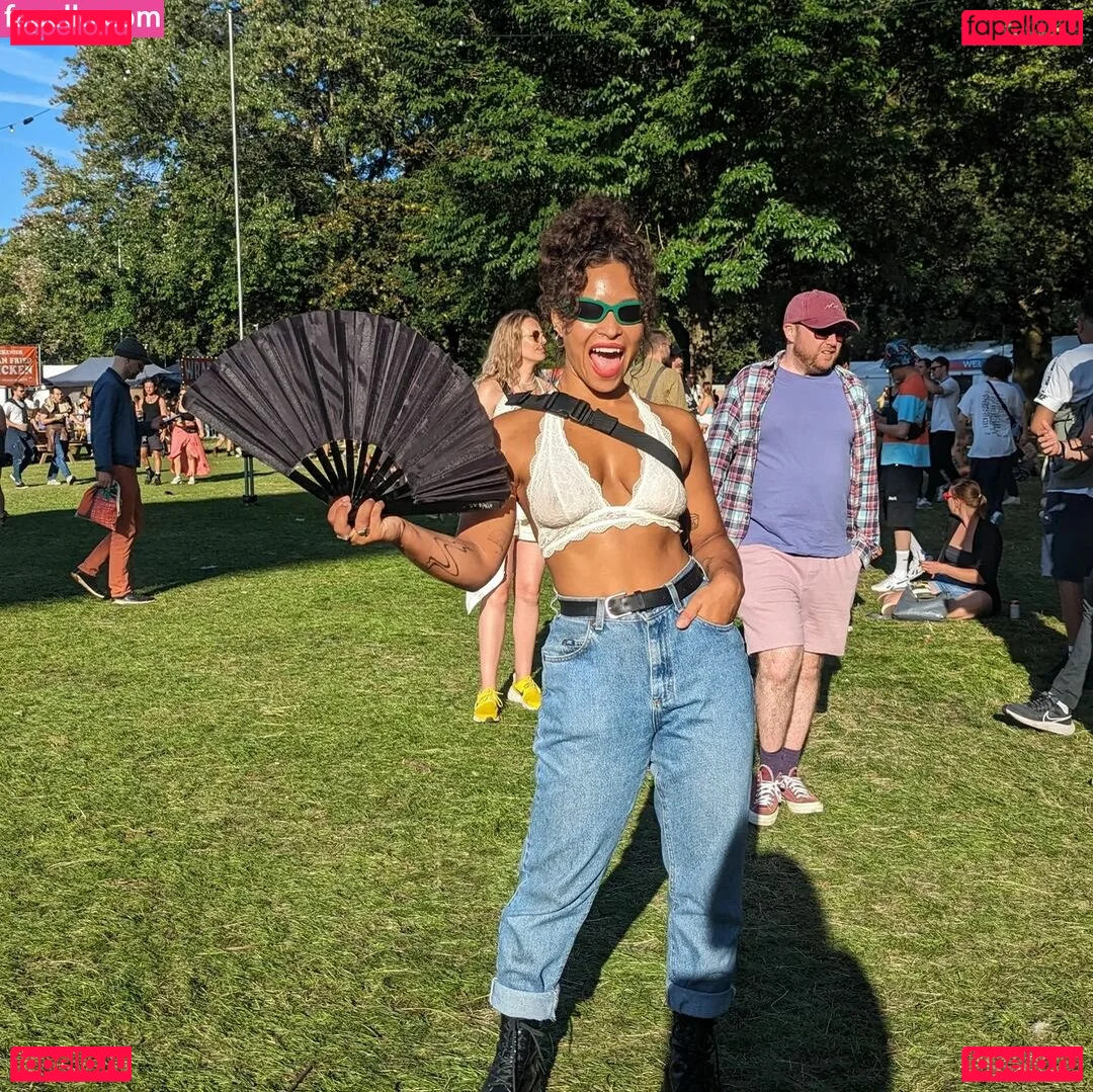 Moya Lothian-McLean Onlyfans Photo Gallery 