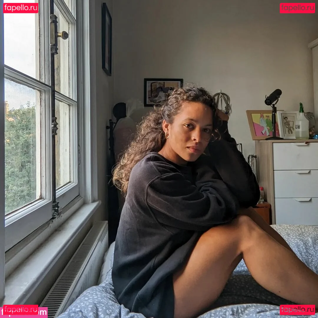 Moya Lothian-McLean Onlyfans Photo Gallery 