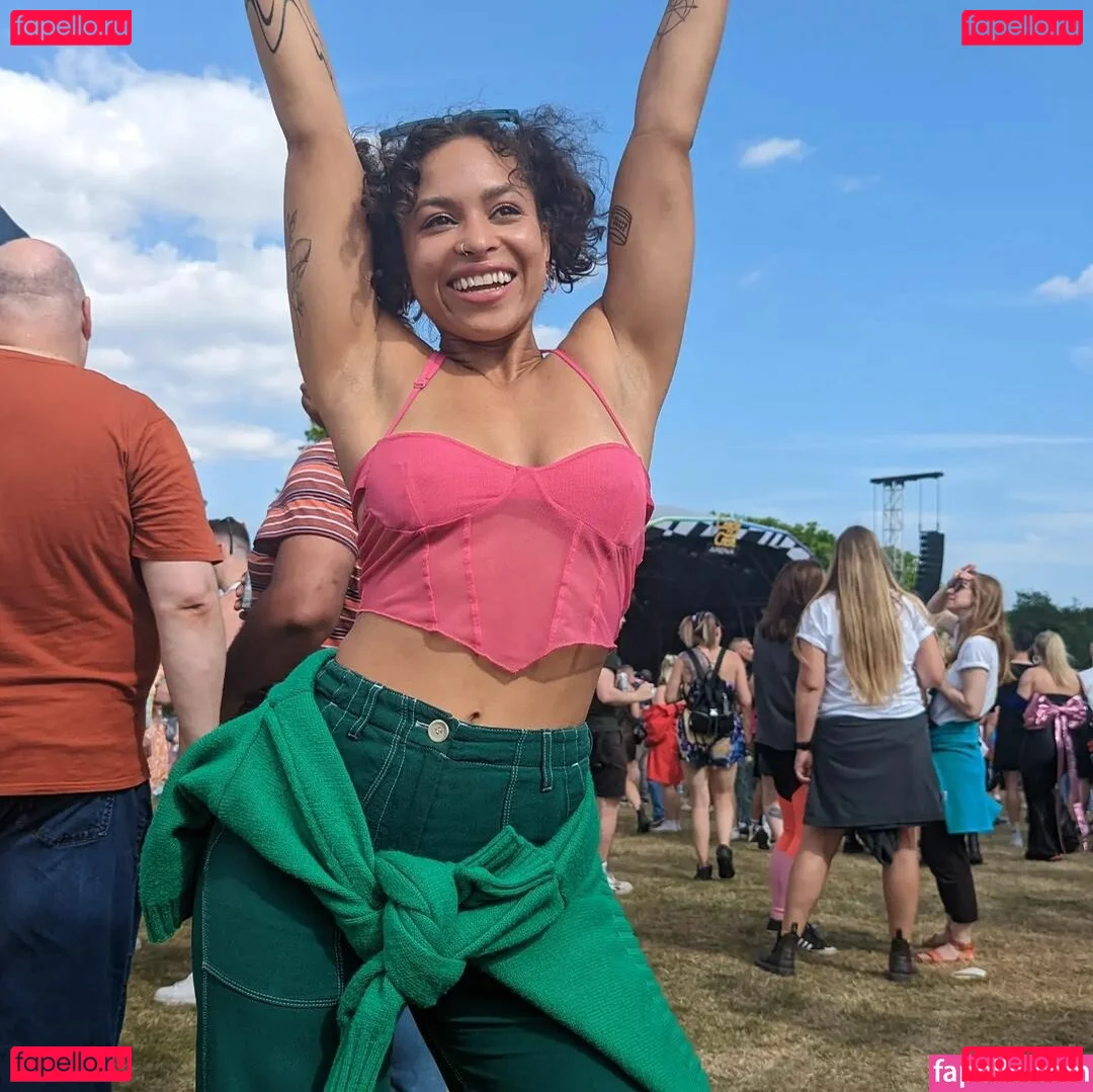 Moya Lothian-McLean Onlyfans Photo Gallery 