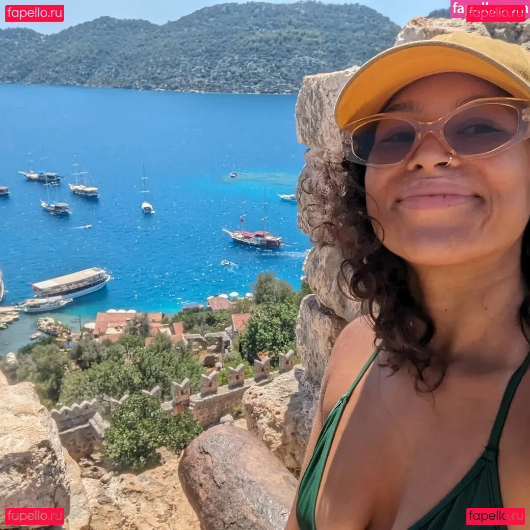 Moya Lothian-McLean Onlyfans Photo Gallery 