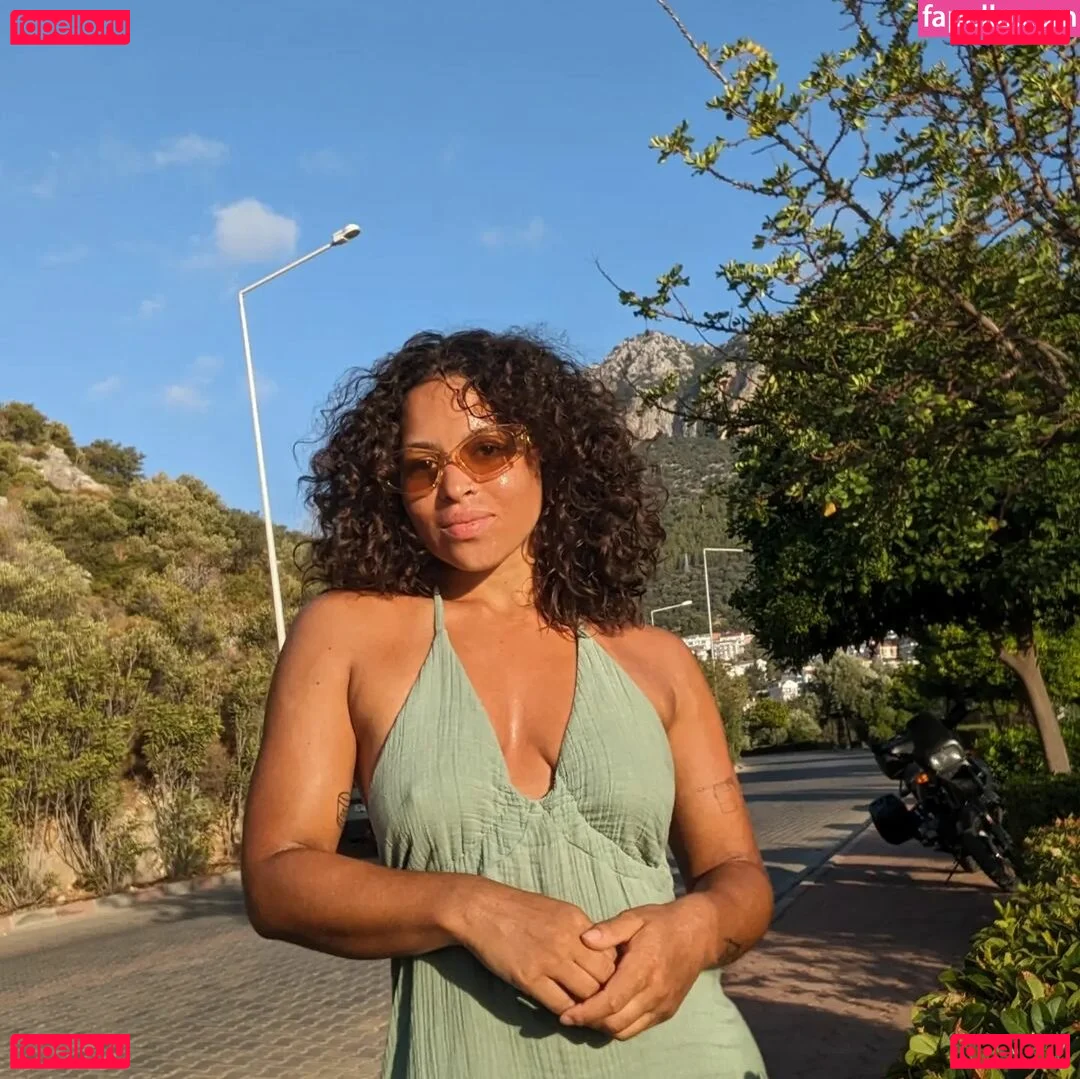 Moya Lothian-McLean Onlyfans Photo Gallery 