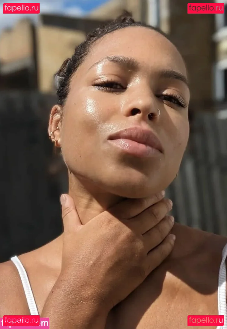 Moya Lothian-McLean Onlyfans Photo Gallery 