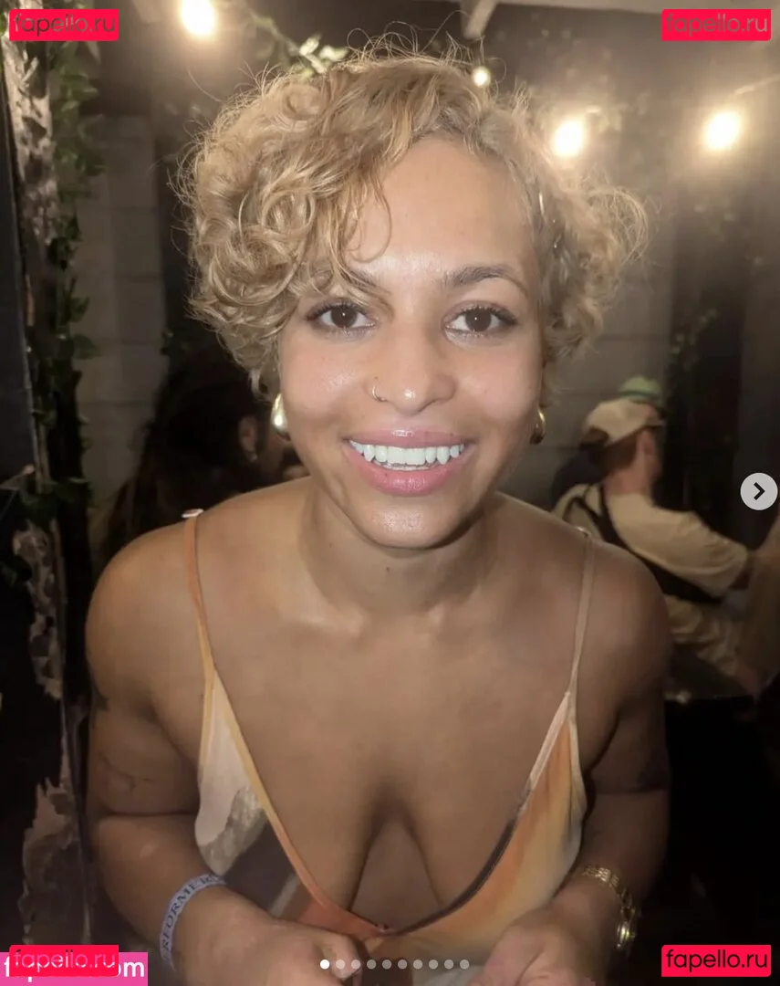 Moya Lothian-McLean Onlyfans Photo Gallery 