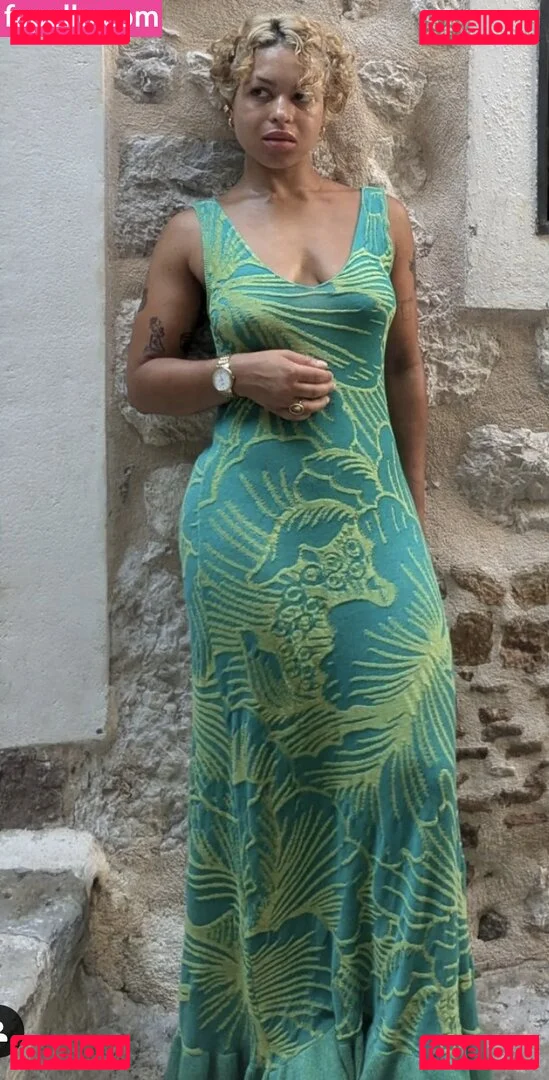 Moya Lothian-McLean Onlyfans Photo Gallery 