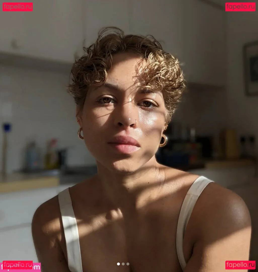 Moya Lothian-McLean Onlyfans Photo Gallery 