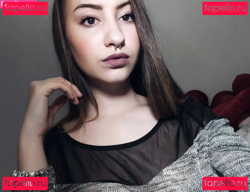 mishelkaren / mishelpetuhov Onlyfans Photo Gallery 