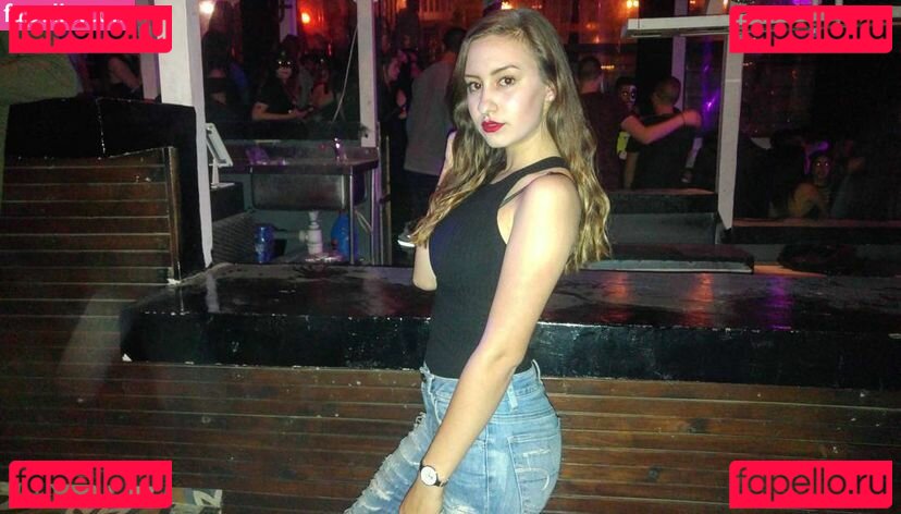 mishelkaren / mishelpetuhov Onlyfans Photo Gallery 