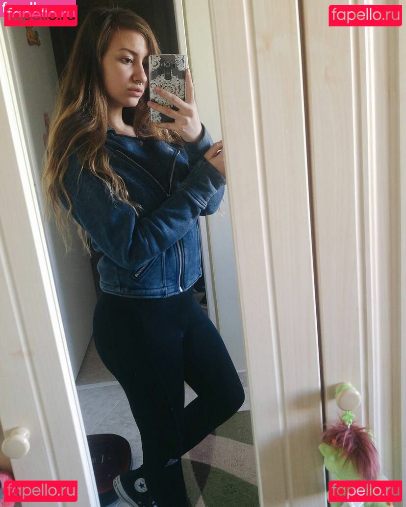 mishelkaren / mishelpetuhov Onlyfans Photo Gallery 