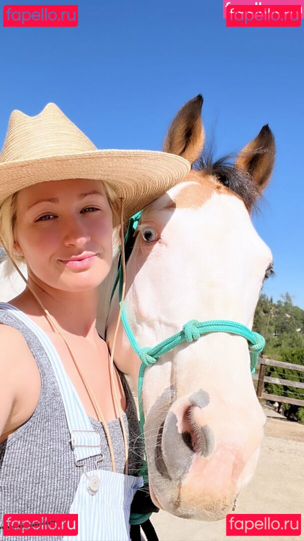 Beth Behrs / bethbehrs Onlyfans Photo Gallery 