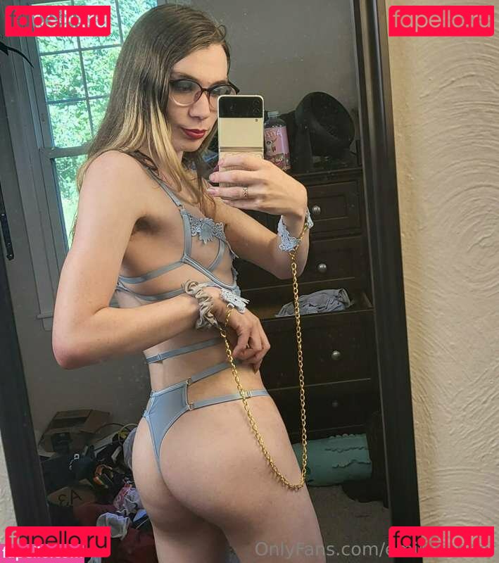 Emily / Emilybunoof Onlyfans Photo Gallery 