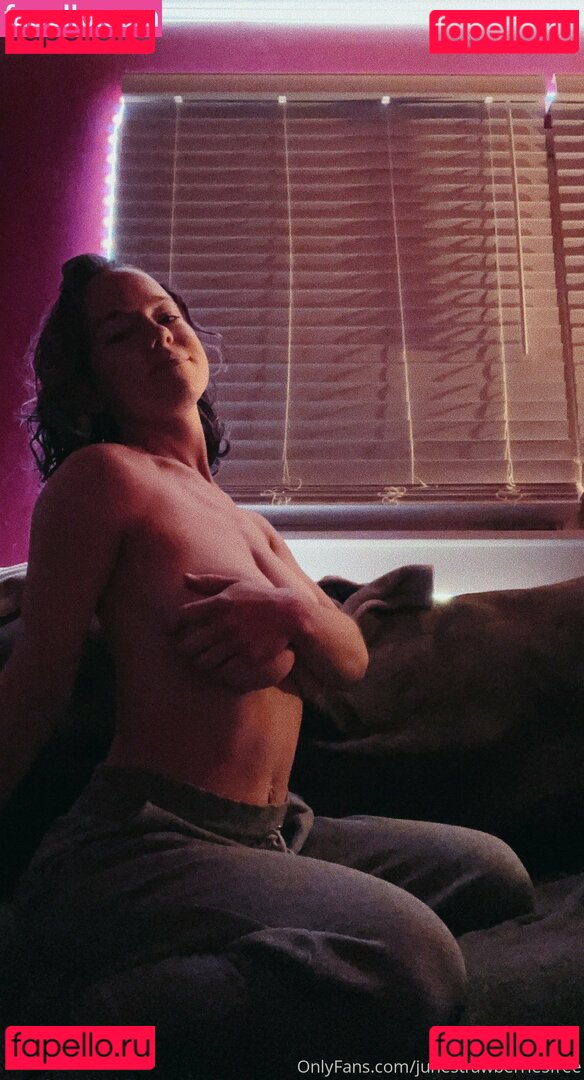 junebridal / junestrawberriesfree Onlyfans Photo Gallery 