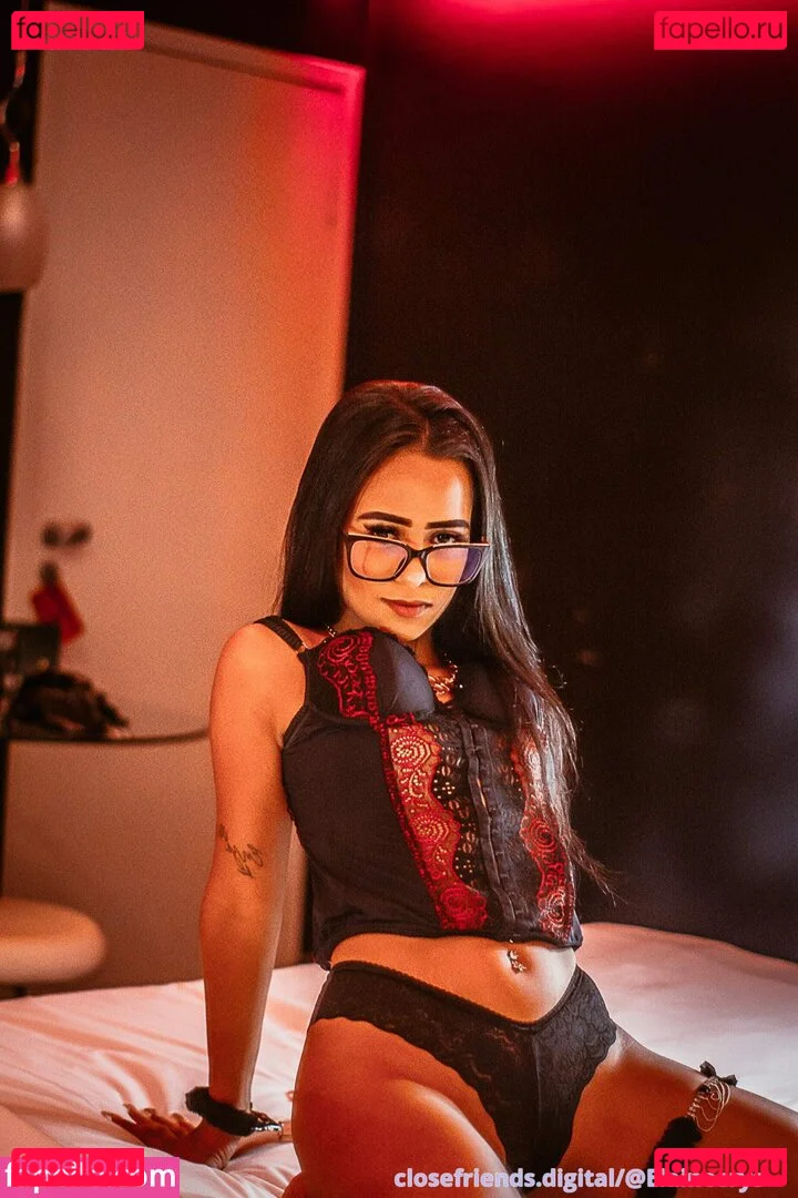 ElaineCrys Onlyfans Photo Gallery 