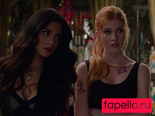 Emeraude Toubia Onlyfans Photo Gallery 