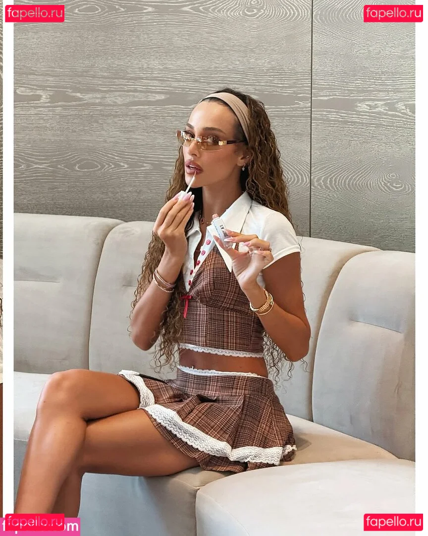 monaazar Onlyfans Photo Gallery 