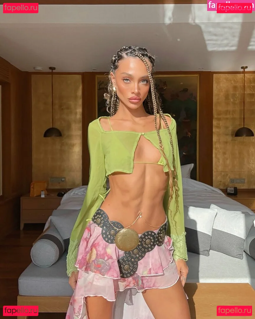 monaazar Onlyfans Photo Gallery 