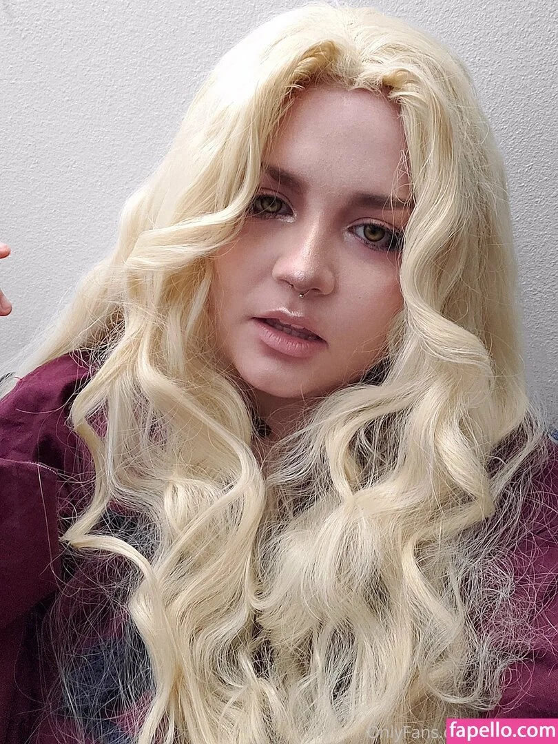 awoo.exe Onlyfans Photo Gallery 