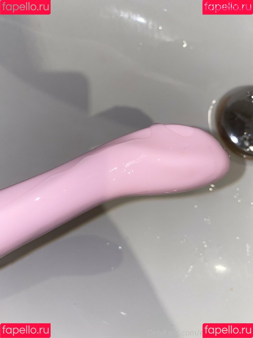 Kuwait Twins Onlyfans Photo Gallery 