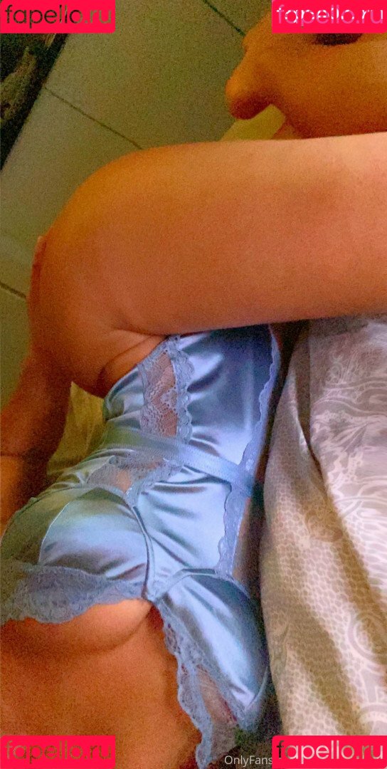 Kuwait Twins Onlyfans Photo Gallery 