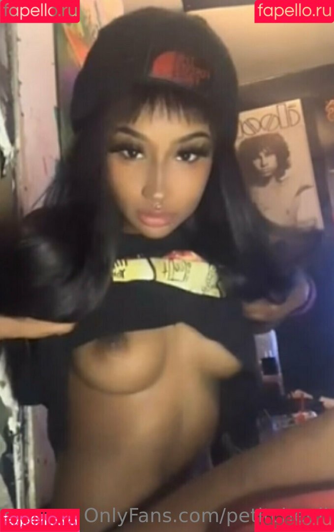 petitchepii Onlyfans Photo Gallery 