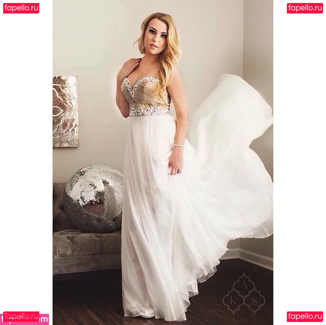 Caroline Wall Onlyfans Photo Gallery 