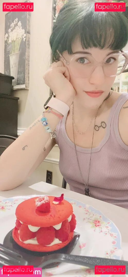 Aril's Chest Onlyfans Photo Gallery 