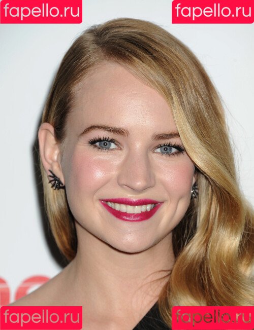 Britt Robertson Onlyfans Photo Gallery 