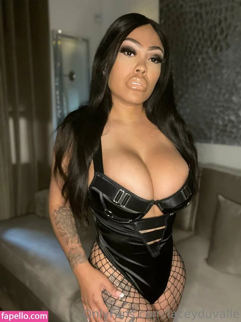 LaceyDuvalle Onlyfans Photo Gallery 