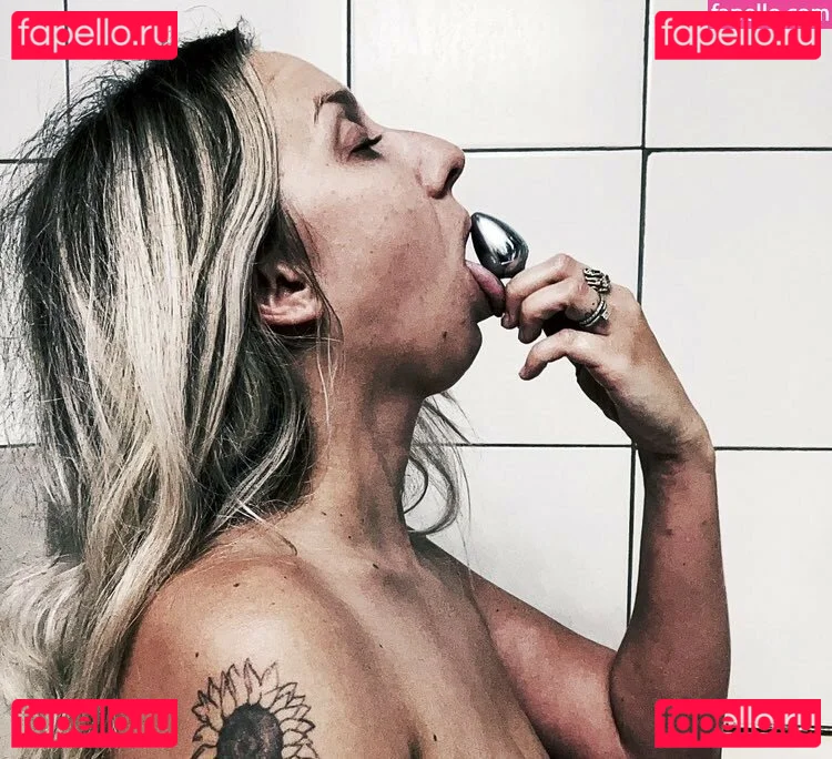 urm0m Onlyfans Photo Gallery 