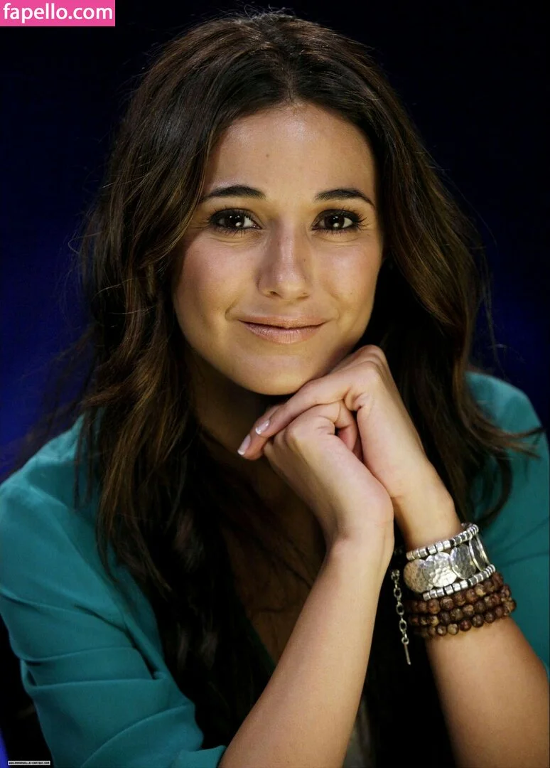 Emmanuelle Chriqui Onlyfans Photo Gallery 