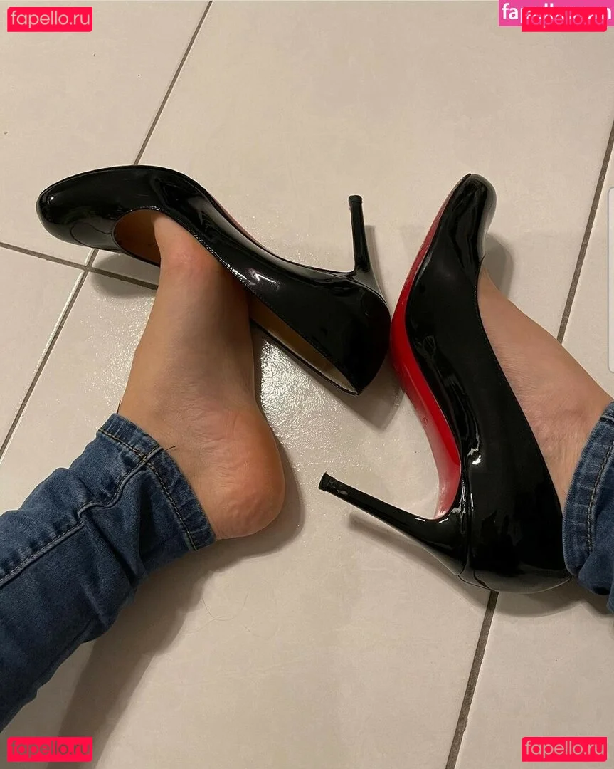 Rooxaanee Feet Onlyfans Photo Gallery 