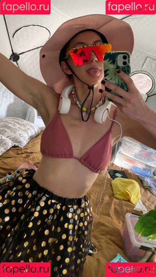 Kimiko Glenn Onlyfans Photo Gallery 