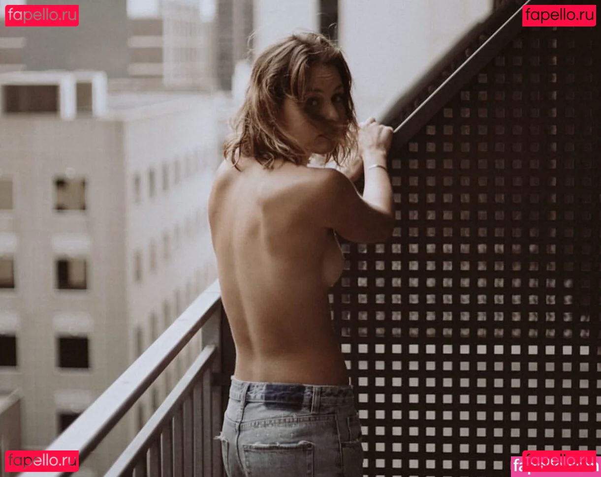 Isabelle Cornish Onlyfans Photo Gallery 