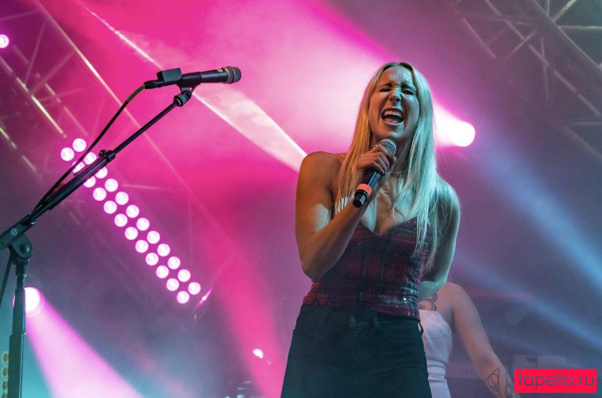 Nikki Glaser Onlyfans Photo Gallery 