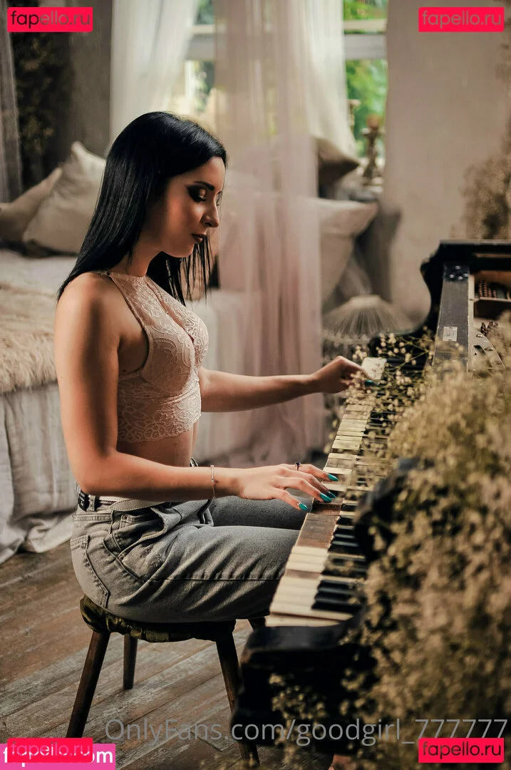 angelina_crystal Onlyfans Photo Gallery 