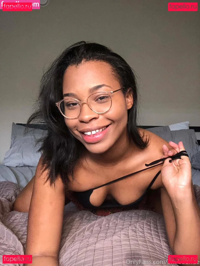 amibuefree Onlyfans Photo Gallery 