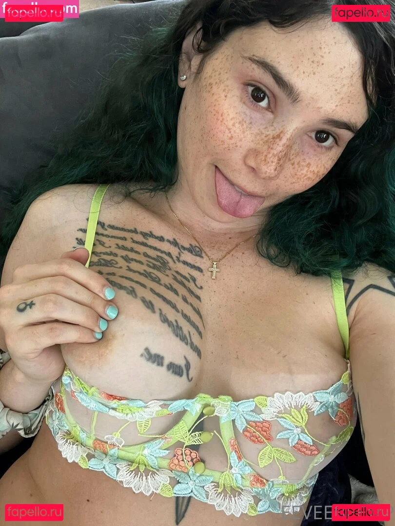 eeveebeesolo Onlyfans Photo Gallery 