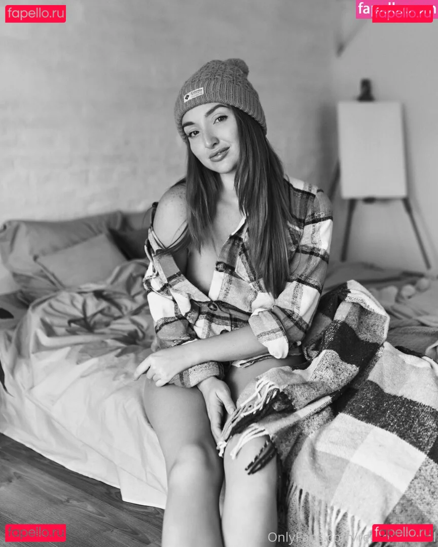 Red Fox Onlyfans Photo Gallery 