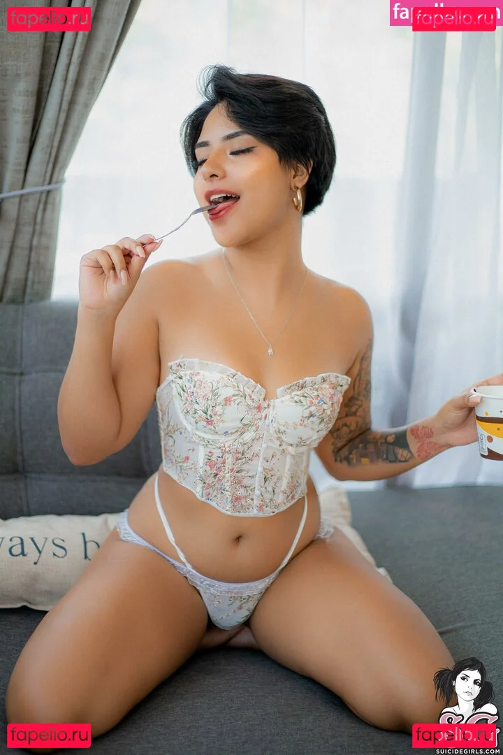 Noapetite Onlyfans Photo Gallery 