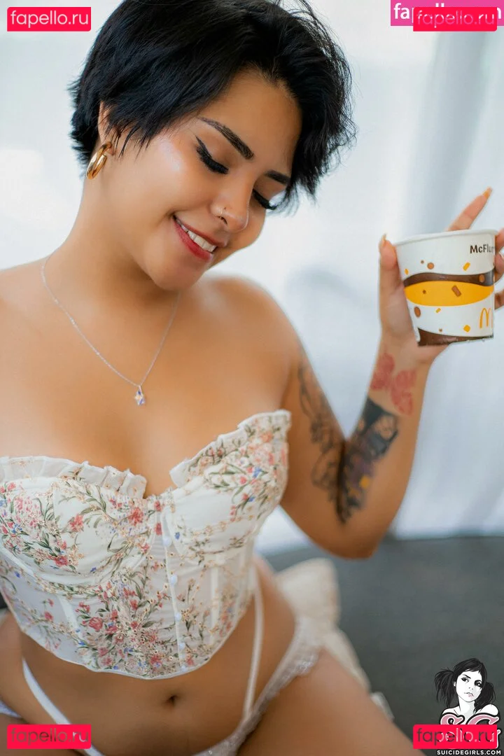 Noapetite Onlyfans Photo Gallery 