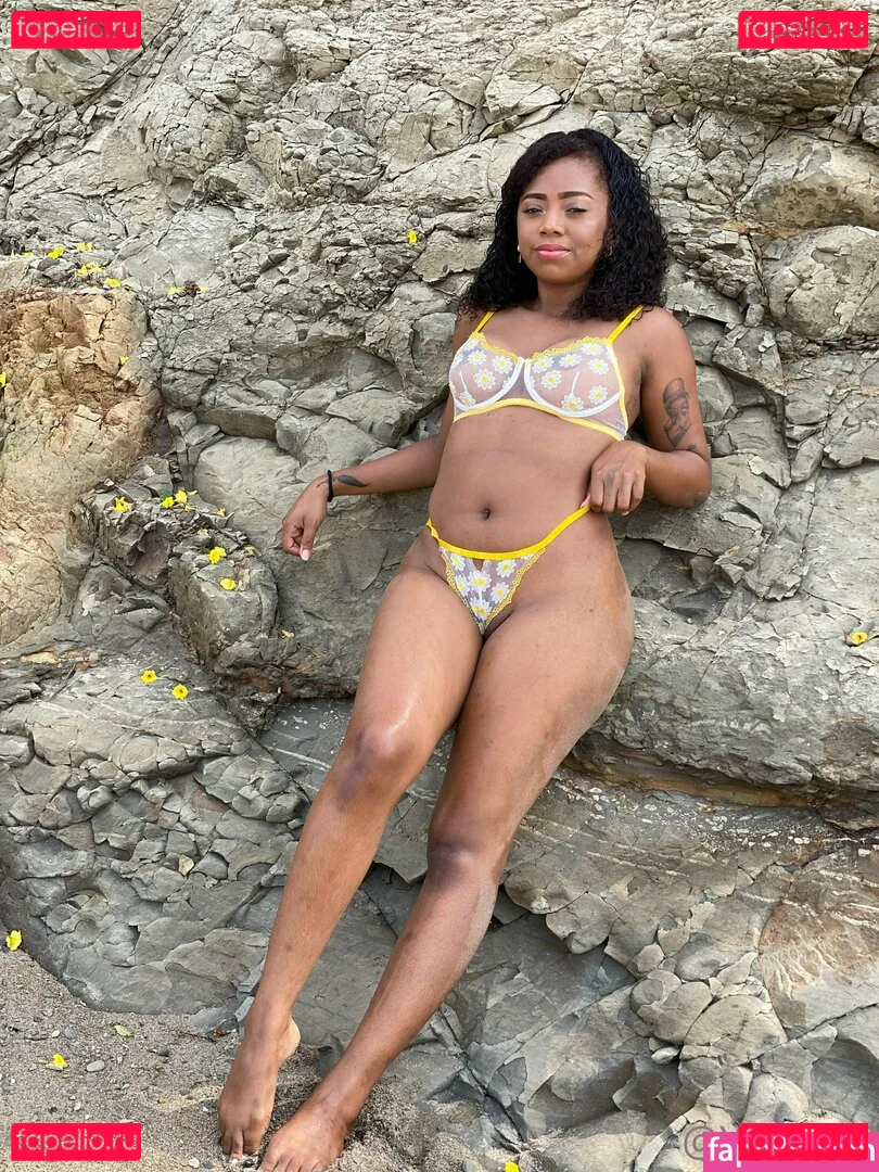 Yuni Nicolee Onlyfans Photo Gallery 