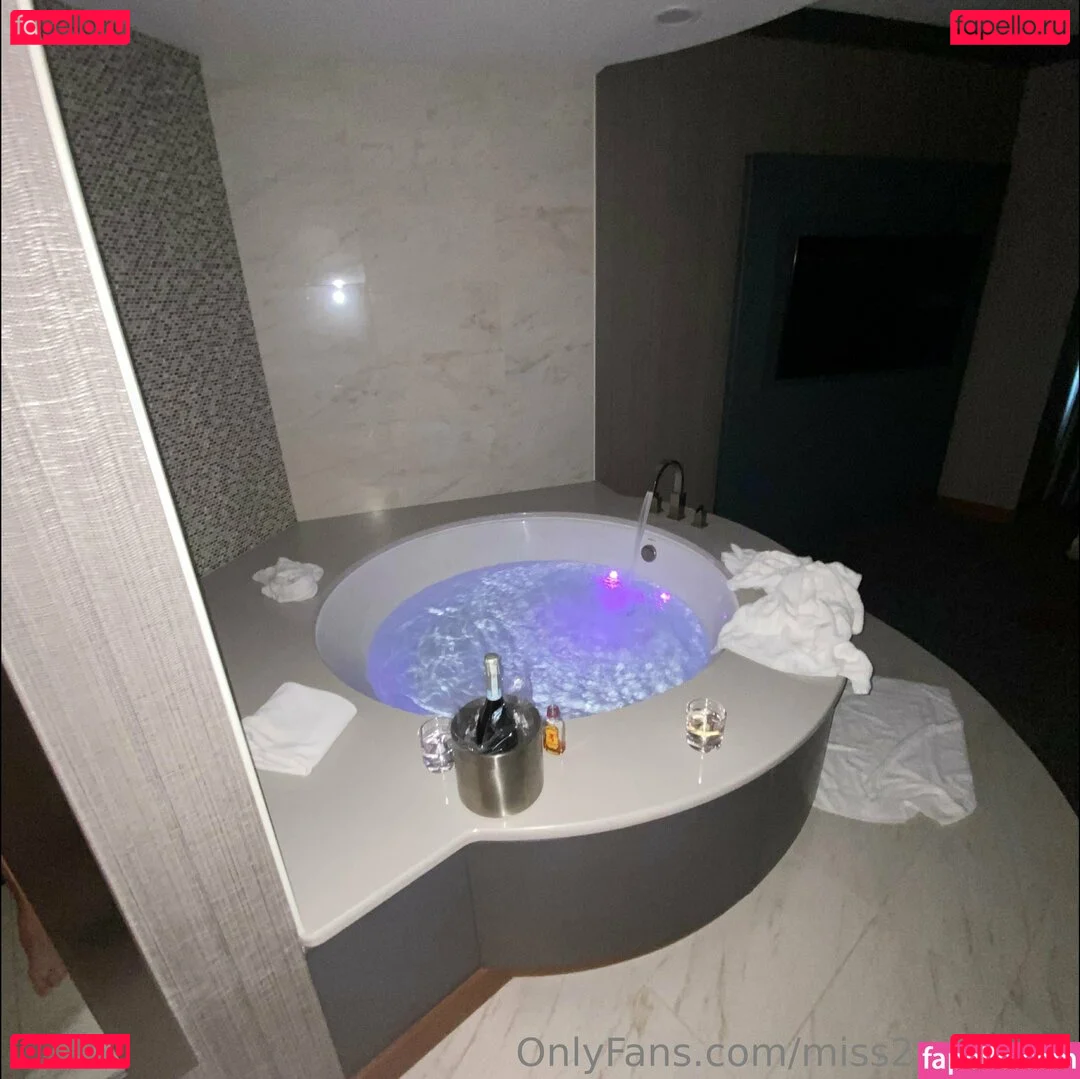 miss2hot4him Onlyfans Photo Gallery 