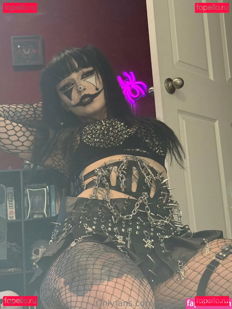 HotGothMlf Onlyfans Photo Gallery 